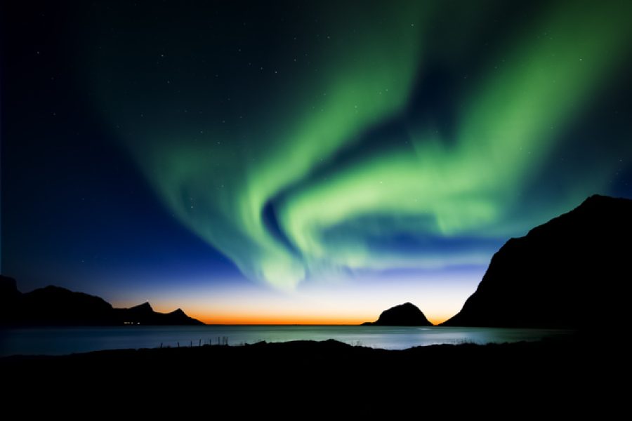 640-aurora-borealis-on-night-sky