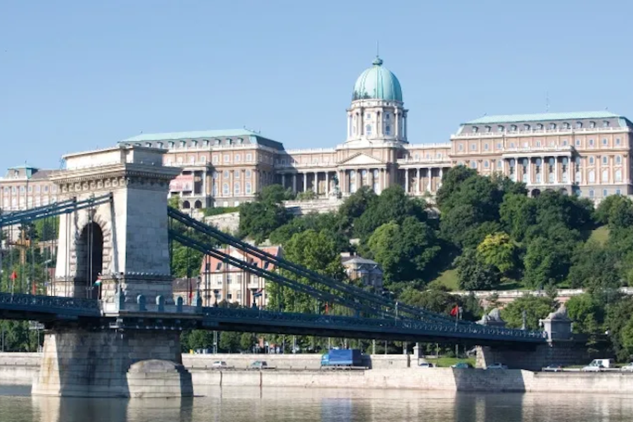 Beatutiful Blue Danube - ongrie-Danube-Budapest-palais-royal-le-Pont-des-Chaines copy