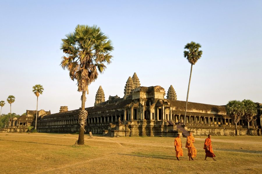 Angkor Vat est le plus connu de tous les temples d'Angkor. Novices devant Angkor Vat.