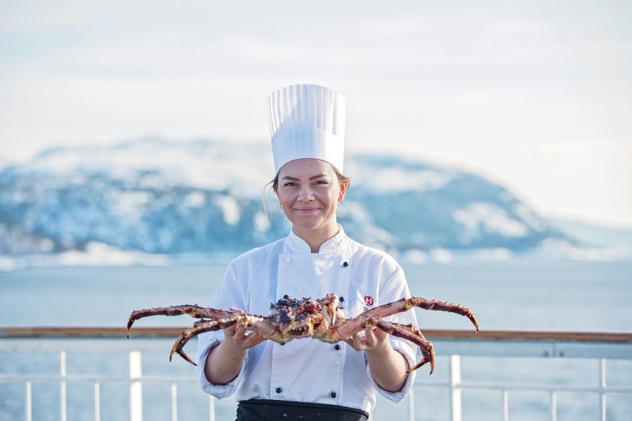 Chef-with-king-crab-HGR-118504_1920- Photo_Agurtxane_Concellon