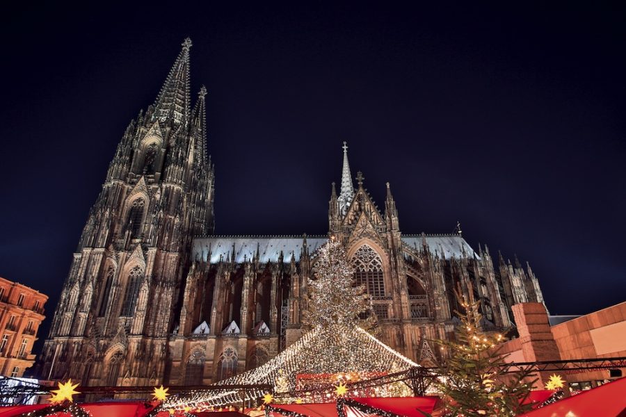 Kˆlner Dom bei Nacht mit beleuchtetem Weihnachtsmarkt und festlich geschm¸cktem Weihnachtsbaum im Vordergrund.

Cologne Cathedral at night with an illuminated Christmas market and a festively decorated Christmas tree in the foreground.

Shutterstock ID 237626941

eingekauft durch PuK / Katalog 2017