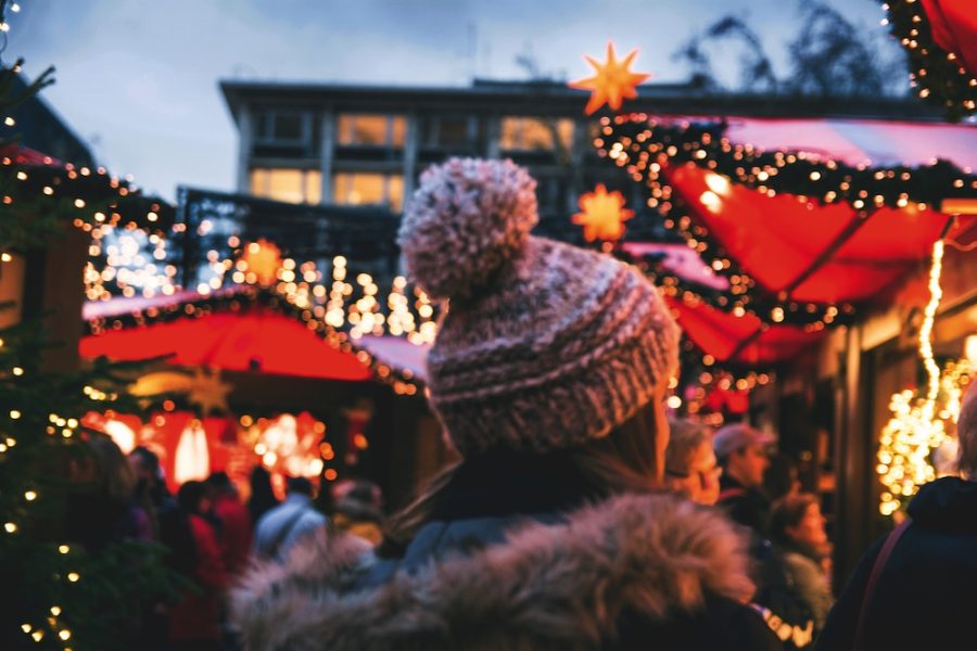 Eine Frau in Winterkleidung mit M¸tze l‰uft ¸ber einen Weihnachtsmarkt in Kˆln, umgeben von Menschen und festlich geschm¸ckten St‰nden mit Lichtern.

Christmas market stalls and shopping in Cologne, Germany - K√∂ln xmas markets scene - Christmas shopping and fairy ambiance, Germany, December 2017; Shutterstock ID 778664179; Projekt-/Jobnummer: AROS-FLU-0074
778664179