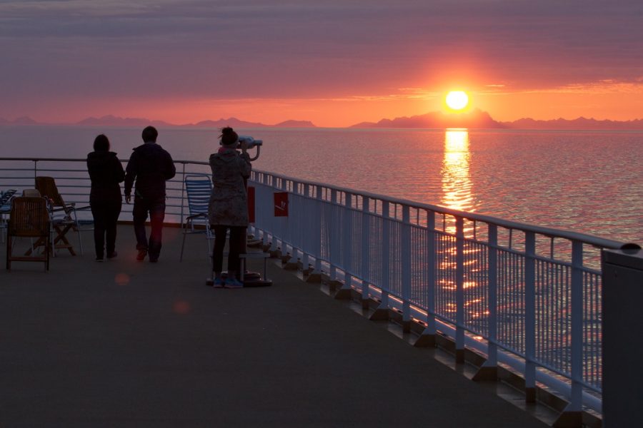 Midnattsol og planeten Venus foran solskiven, med Lofoten som bakteppe, på vei fra Stamsund til Bodø. En utrolig tilfeldighet og en uforglemmelig opplevelse! (Venus skal være øverst i venstre del av solskiven, men er trolig ikke  synlig på bildet).