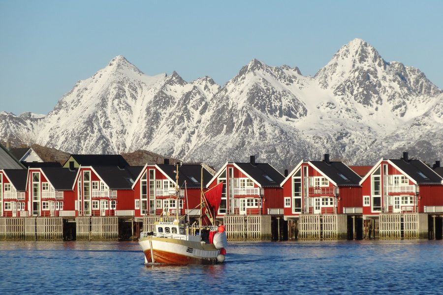 Nature and houses have the colours of the Norwegian flag.