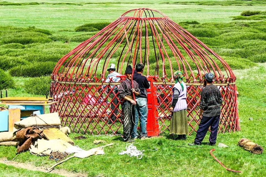 Silk Road yurt_erection