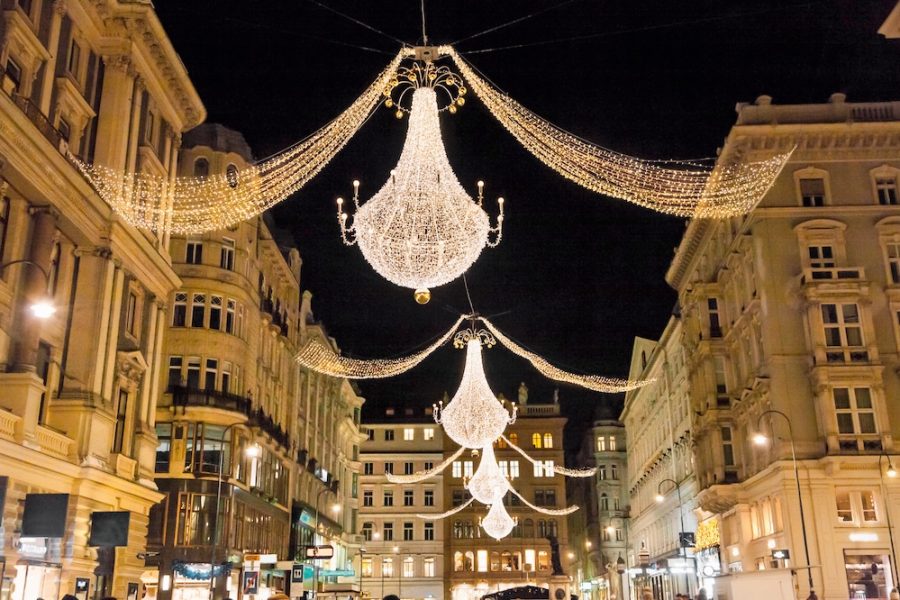 Graben street by night in Vienna, Austria
870996820

Weihnachtlich beleuchtete Einkaufsstraße in Wien bei Nacht, mit Lichterketen und Kronleuchtern, die zwischen die historischen Wohnhäuser gespannt sind.