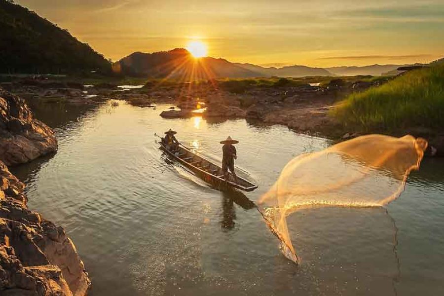 Vietnam Tour Fisherman MyHoliday2 Vietnam Tours